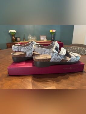 Munro White Printed Cork Sandals -8.5, NIB